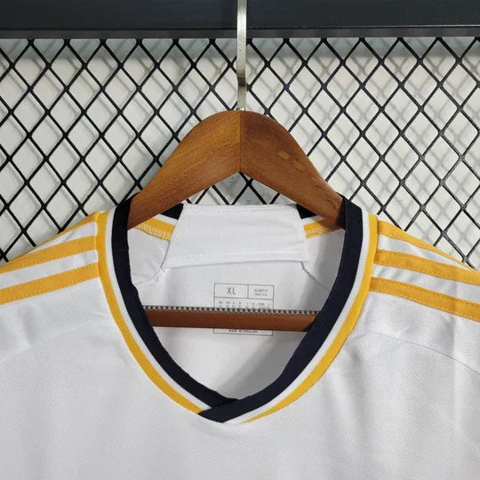 Maillot de football Real Madrid 2023-2024 à manches longues, marque Le 12 -ème Maillot, vue de face avec logo et détails blancs.