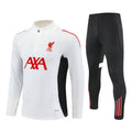 Ensemble Liverpool blanc 25/26 de Le 12 -ème Maillot, maillot de football pour enfants, vue de face.