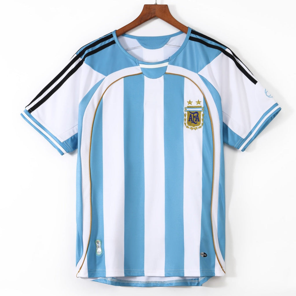 Maillot domicile rétro de l'Argentine 2006, marque Le 12 -ème Maillot, en tissu bleu avec détails argentés et logo national.