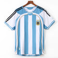 Maillot domicile rétro de l'Argentine 2006, marque Le 12 -ème Maillot, en tissu bleu avec détails argentés et logo national.