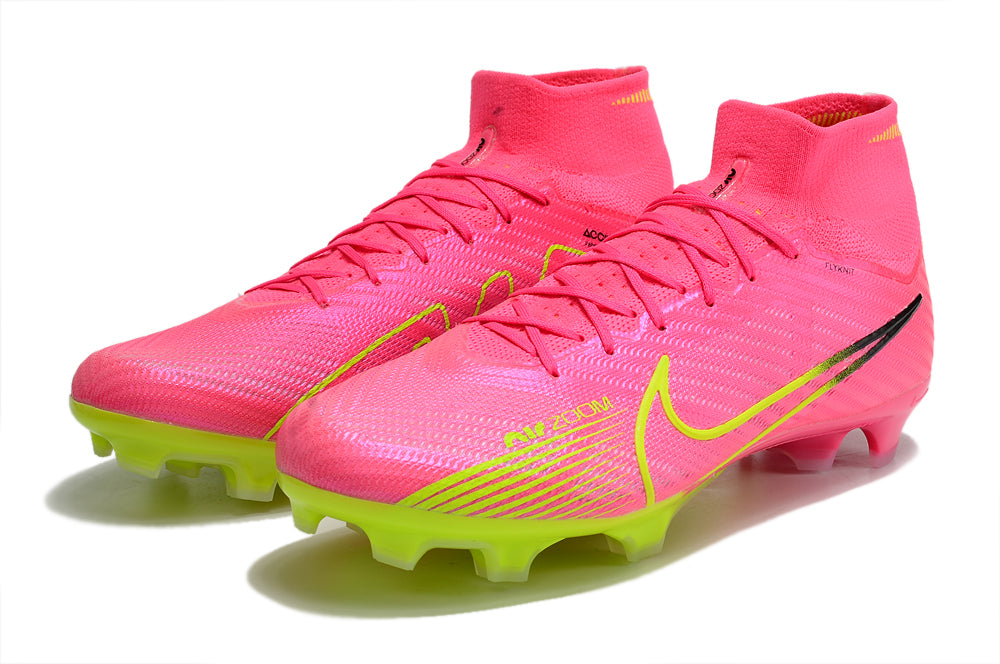 Crampons Nike Mercurial Superfly IX Elite pour football, semelles en métal avec pointes pour meilleure adhérence sur le terrain.