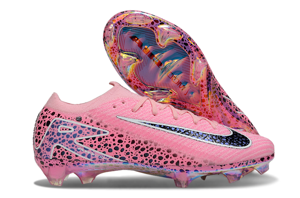 Crampons Mercurial Vapor XV Elite de Le 12 -ème Maillot, vue rapprochée des pointes en acier pour football.