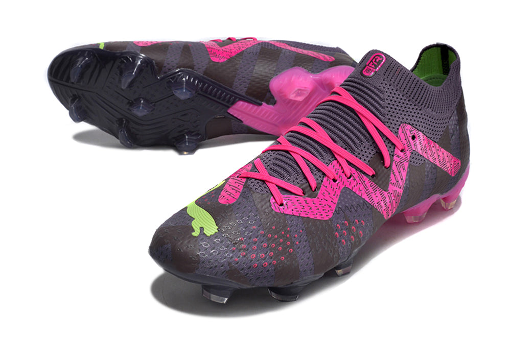 Crampons Future Ultimate FG de Le 12 -ème Maillot, crampons de football avec semelles en gazon naturel, vue de face.