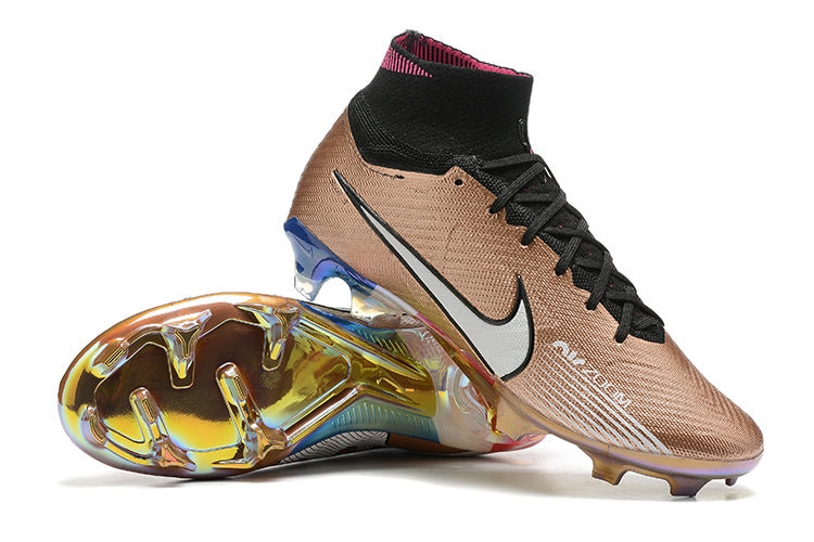 Crampons Mercurial Vapor XV Elite de Le 12 -ème Maillot, vue en gros plan montrant les pointes et la semelle.