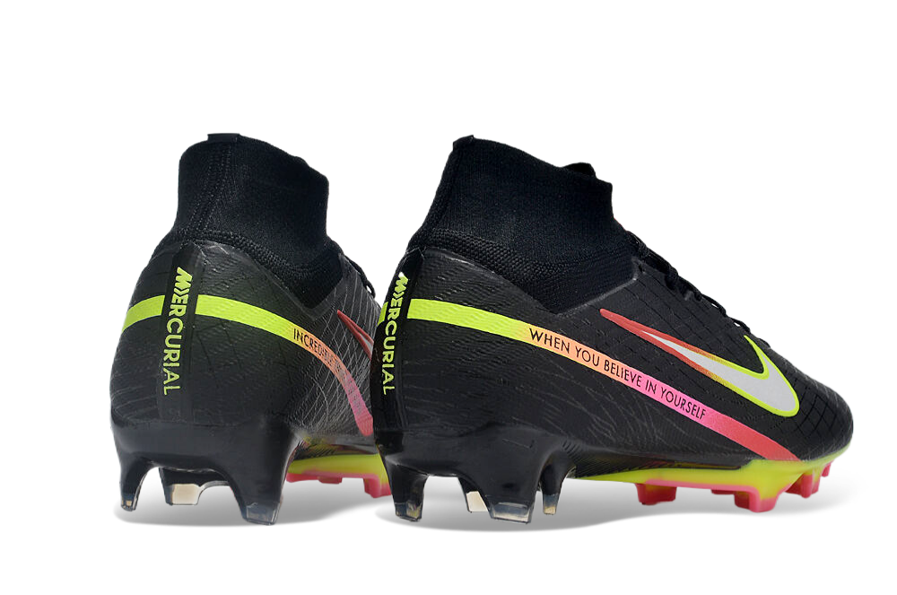 Crampons Mercurial Superfly IX Elite pour football, semelles en metal avec pointes pour meilleure adhérence sur le terrain.