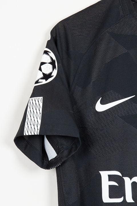 Maillot Paris Saint-Germain 2017 Le 12-ème Maillot, maillot de football avec logo PSG et détails en bleu et rouge.