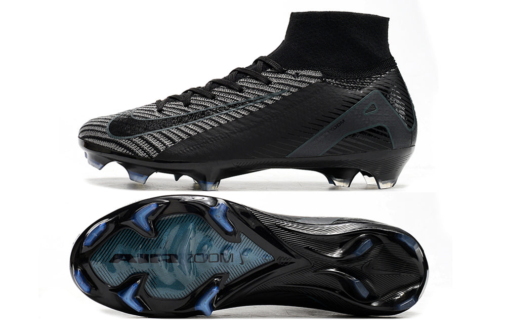 Crampons Mercurial Superfly IX Elite de Le 12 -ème Maillot, vue détaillée de la semelle et des pointes pour football.