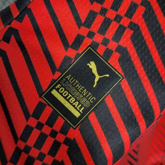Maillot extérieur AC Milan saison 2023-2024 Le 12, maillot de football avec logo et détails du club rouge et noir.