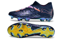 Crampons FUTURE 7 ULTIMATE de Le 12 -ème Maillot, vue détaillée montrant les pointes en acier et la conception robuste.