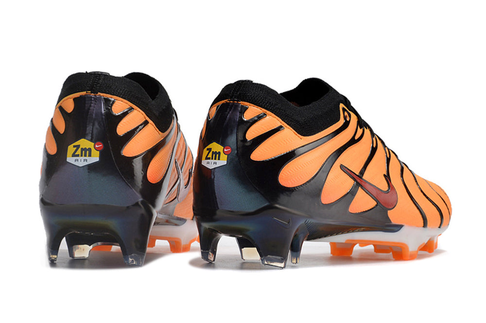 Crampons Nike Mercurial Vapor 15 Elite XXV FG de Le 12 -ème Maillot, vue de côté avec semelles en caoutchouc.