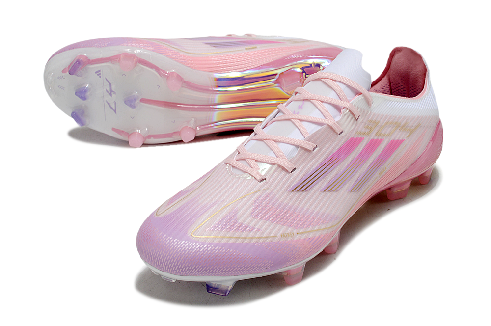 Crampons F50 élite de Le 12 -ème Maillot, vue en gros plan montrant les pointes en acier et la fixation robuste.