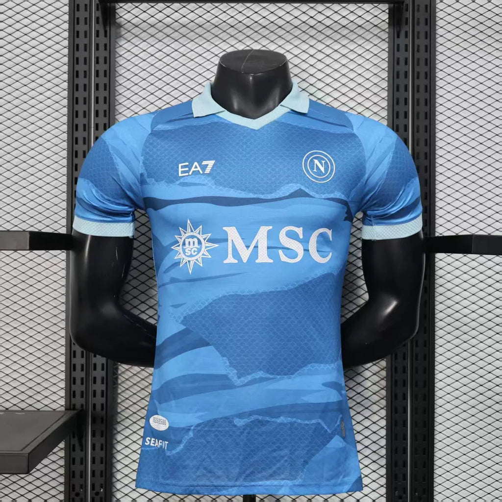 Maillot Napoli 2025/26 de la marque Le 12 -ème Maillot, maillot de football avec le logo Napoli visible sur le devant.
