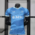 Maillot Napoli 2025/26 de la marque Le 12 -ème Maillot, maillot de football avec le logo Napoli visible sur le devant.