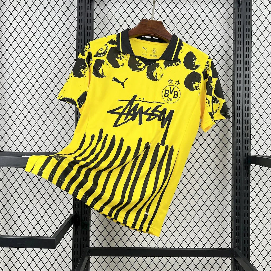 Maillot Dortmund concept 2025-26 de Le 12 -ème Maillot, maillot de football avec logo et design moderne visible sur le vêtement.