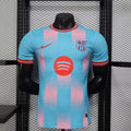 Maillot FC Barcelone concept 2025-26 de Le 12 -ème Maillot, maillot de football bleu avec détails rouges et blason du club.