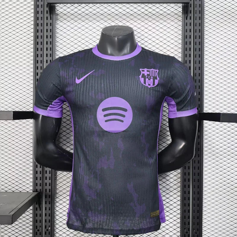 Maillot concept FC Barcelone 2025-26 de la marque Le 12 -ème Maillot, logo du club visible sur le devant.
