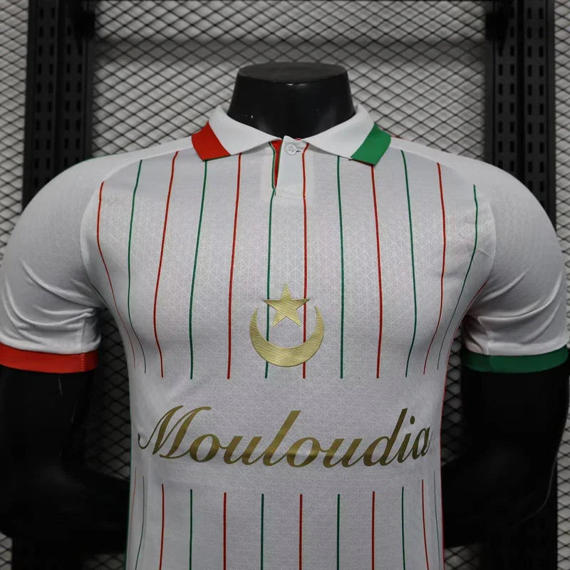 Maillot de football Japon 2025-26 Le 12 -ème Maillot, design moderne avec motifs traditionnels, vue frontale sur le maillot.