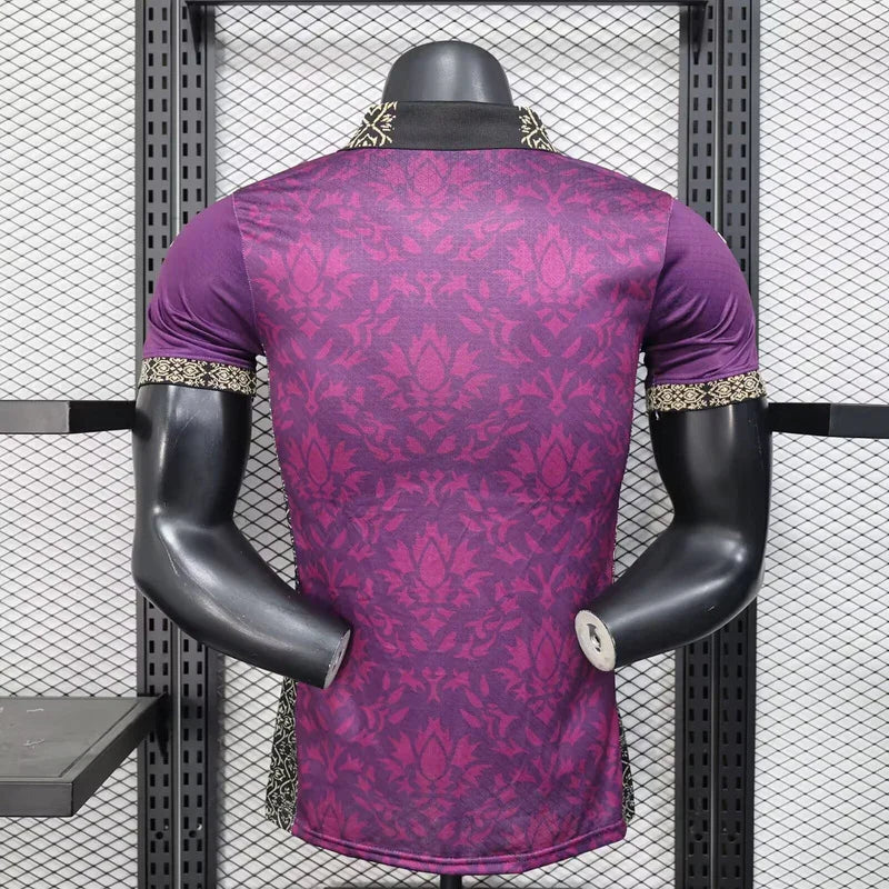 Maillot concept AC Milan 2025-26 de la marque Le 12 -ème, avec logo et design moderne, porté par un mannequin.
