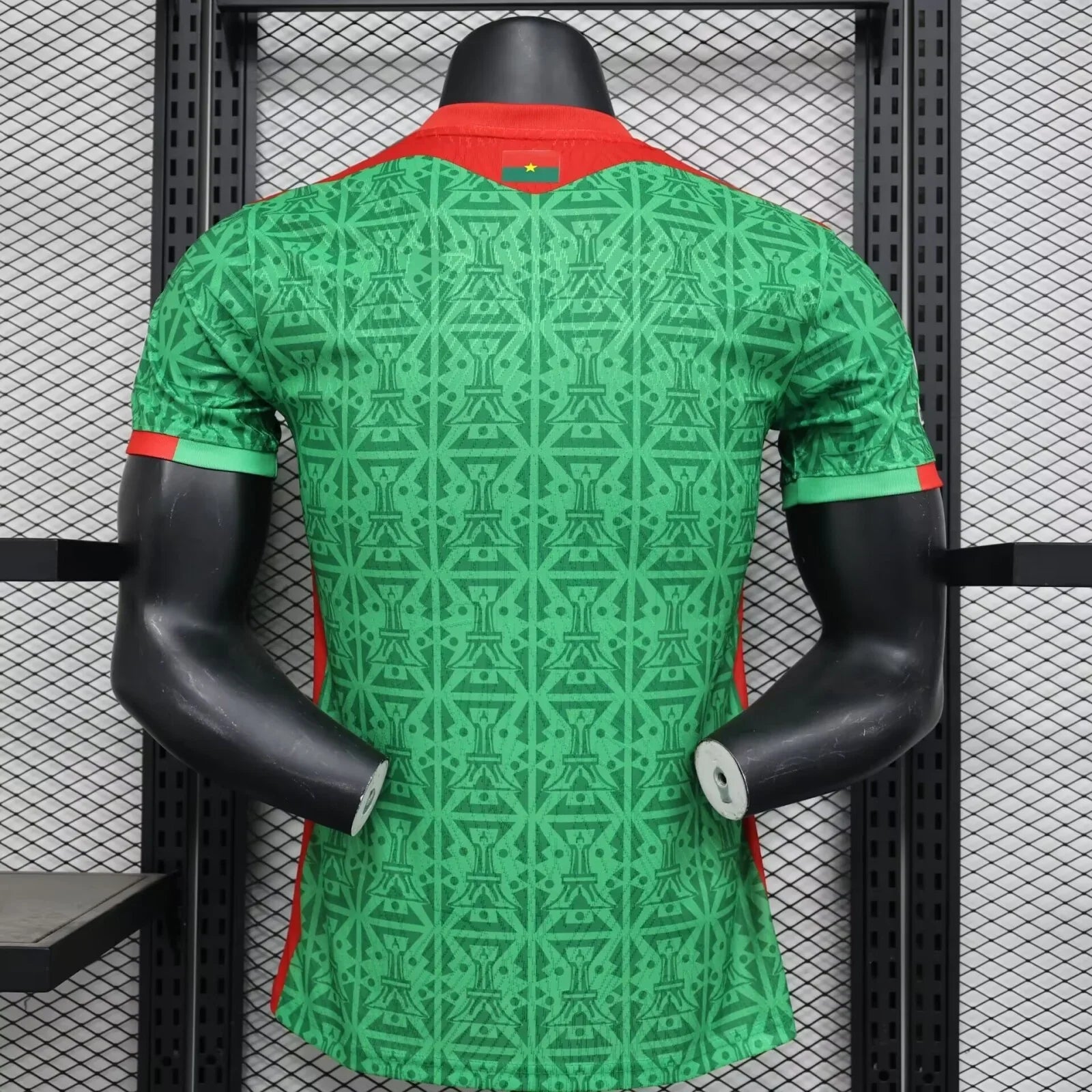 Maillot Burkina 2023-24 de la marque Le 12 -ème Maillot, vue du devant, avec détails du design et des couleurs officielles.
