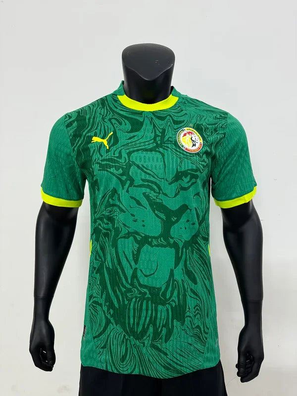 Maillot extérieur du Sénégal CAN 2025-26 de la marque Le 12, vue en gros plan avec logo et design coloré.
