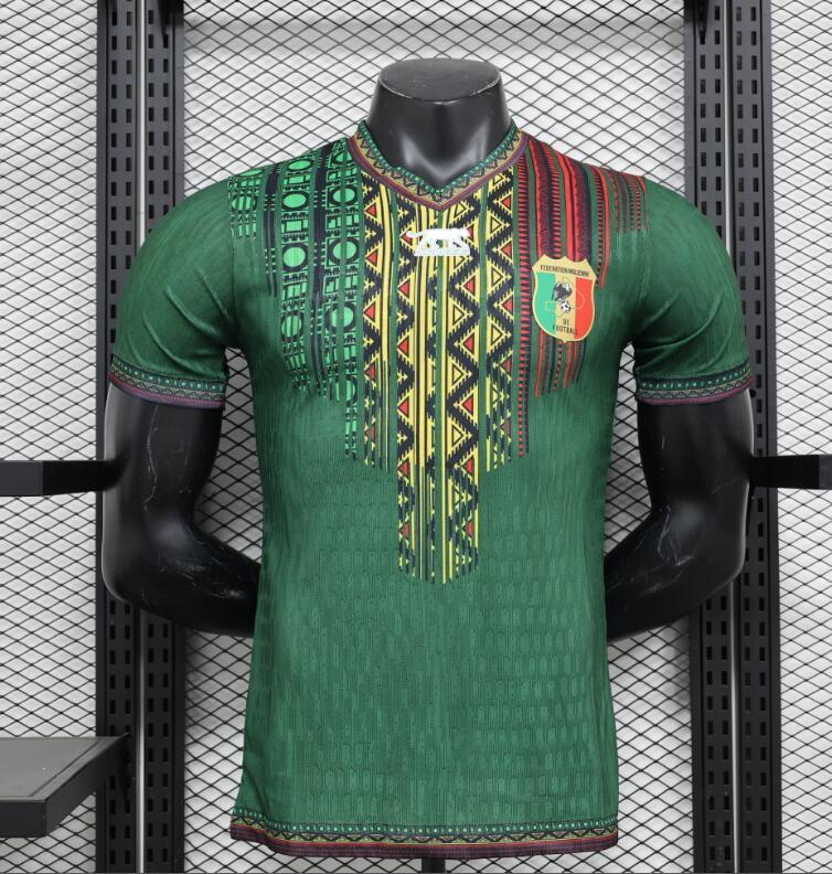 Maillot extérieur Mali 2025-26, Le 12 -ème Maillot, en tissu léger avec logo Mali et détails en vert et jaune.