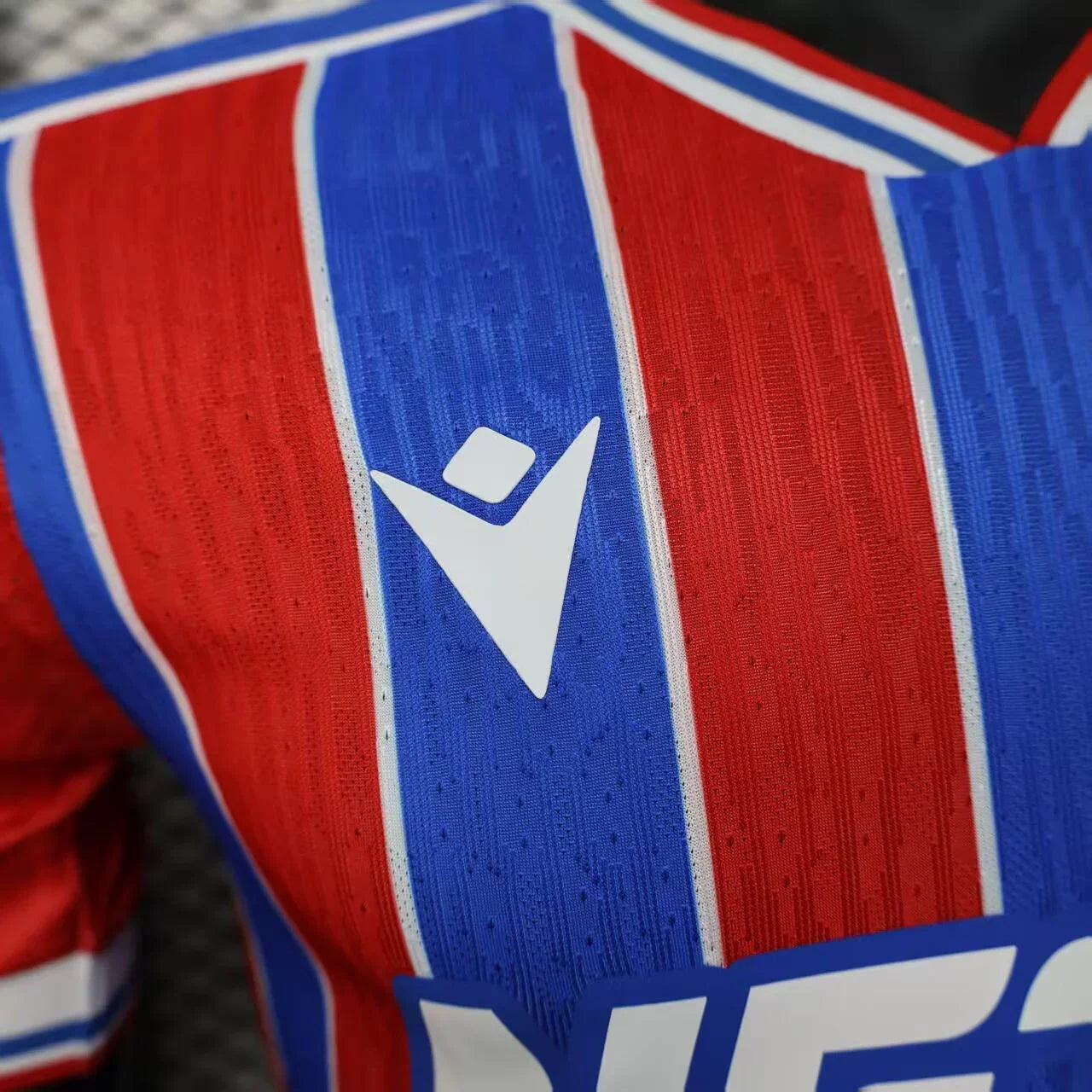 Maillot Crystal Palace 2025-26 de la marque Le 12 -ème, vue de face avec logo et design officiel.