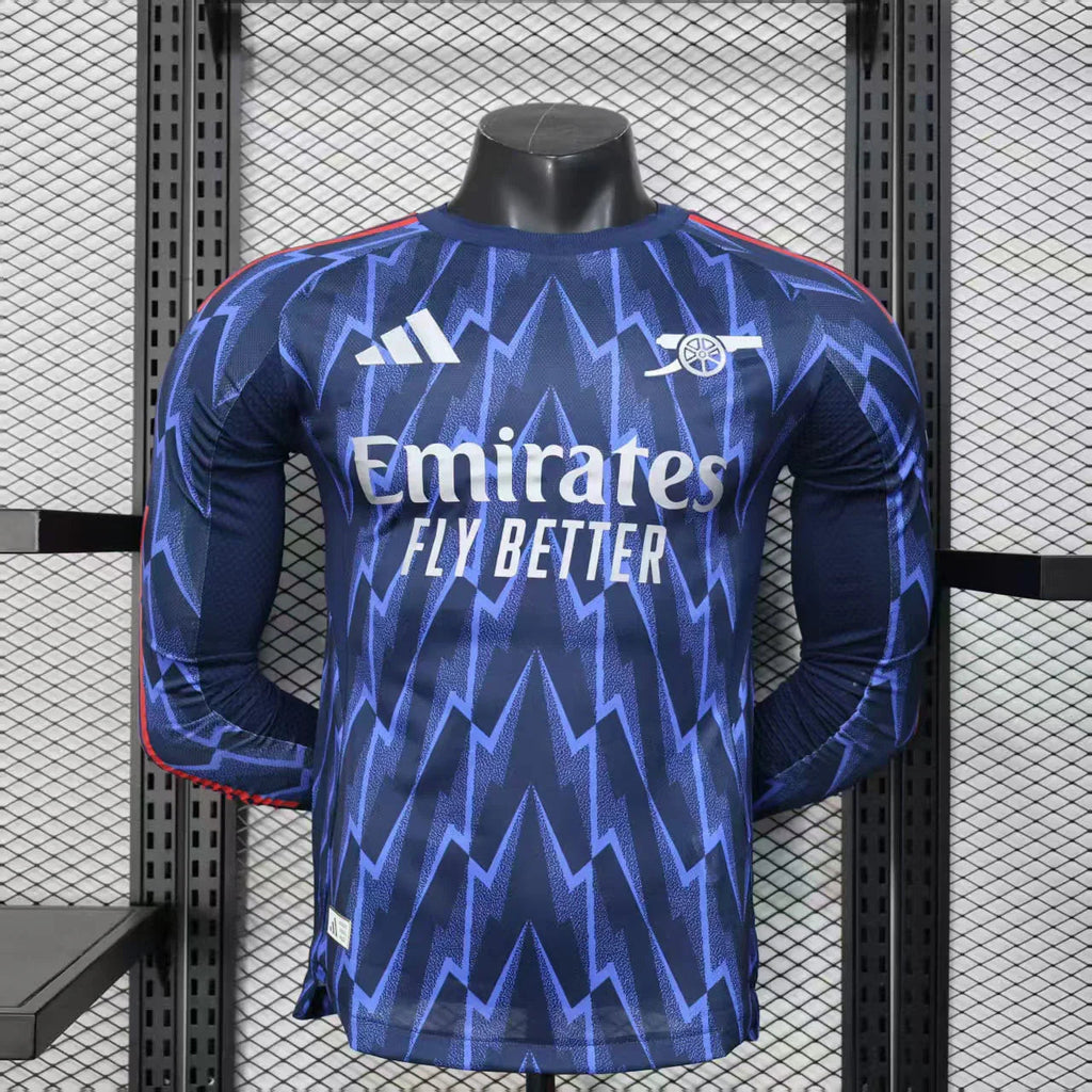 Maillot extérieur Arsenal à manches longues 2025-26, marque Le 12 -ème Maillot, vue de face avec logos et détails colorés