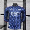 Maillot extérieur Arsenal à manches longues 2025-26, marque Le 12 -ème Maillot, vue de face avec logos et détails colorés