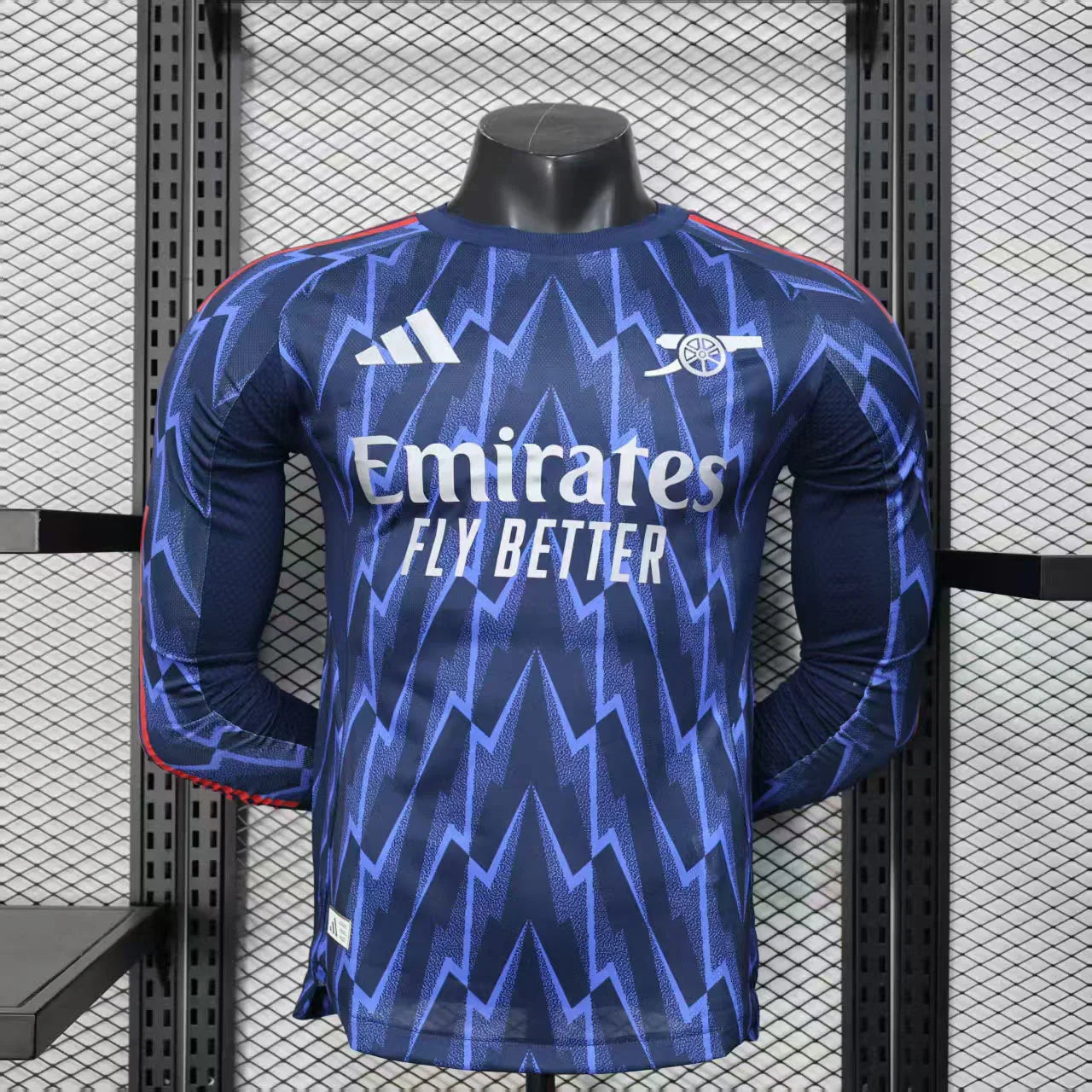 Maillot extérieur Arsenal à manches longues 2025-26, marque Le 12 -ème Maillot, vue de face avec logos et détails colorés