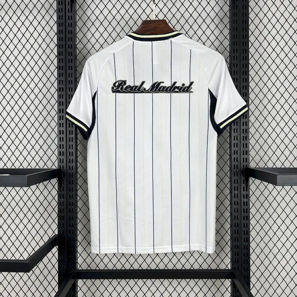 Maillot Real Madrid concept 2025-26 de la marque Le 12 -ème Maillot, vue de face avec logo et détails du design.