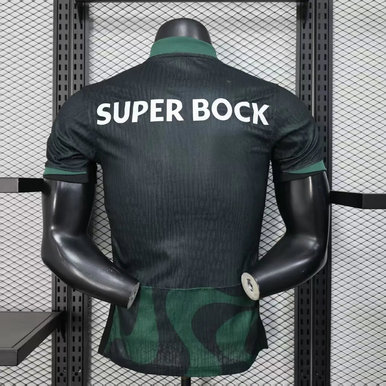 Maillot Sporting 2025-26 de la marque Le 12 -ème Maillot, vue de face avec logo et détails colorés.