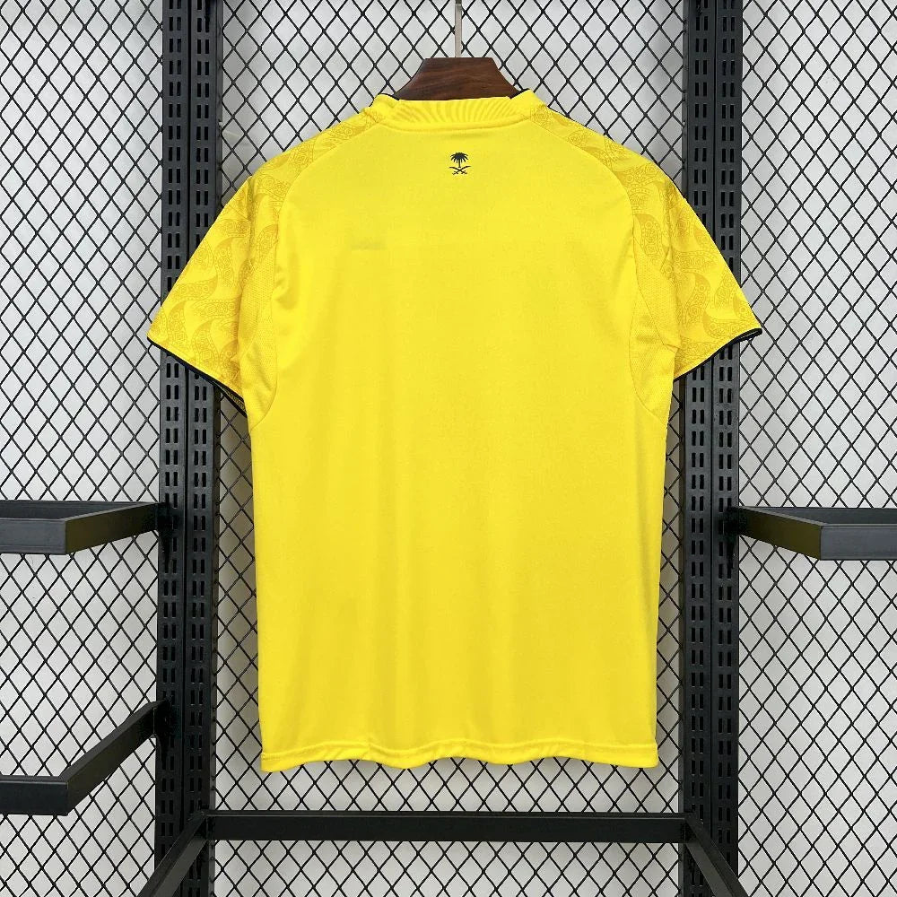Maillot Al-Nassr 2025-26 de Le 12, maillot de football avec logo et détails du club sur le devant.
