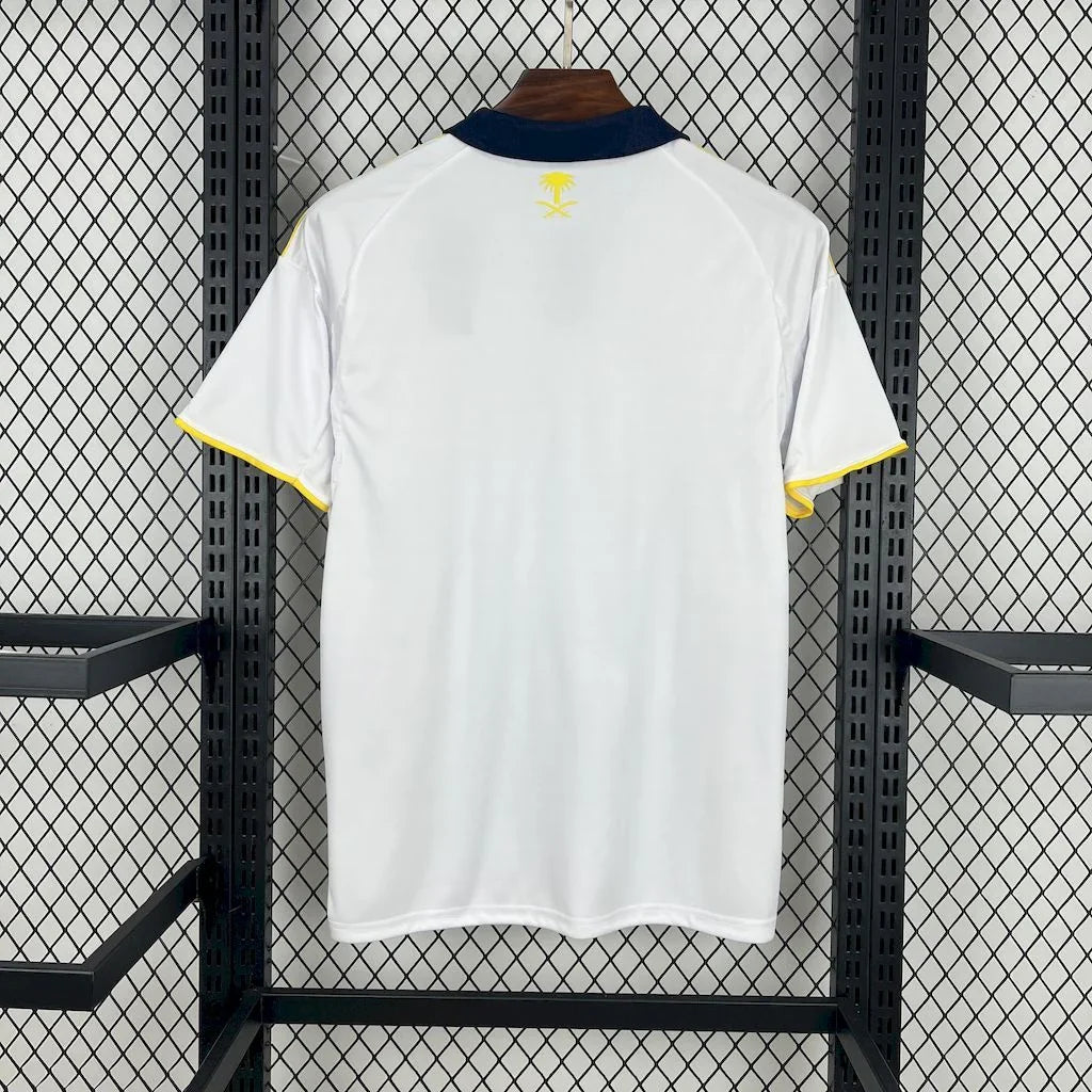 Maillot Al-Nassr 2025-26 de Le 12, maillot de football avec logo et détails du club en tissu synthétique.