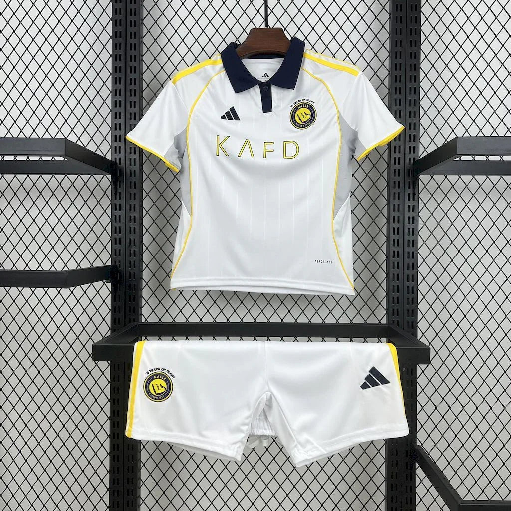 Ensemble de kit enfant Al-Nassr 2025-26, maillot et shorts, noir et jaune, logo Le 12, pour supporter l'équipe.