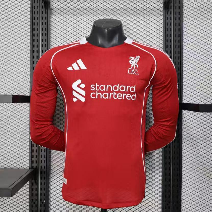 Maillot Liverpool manches longues 2025-26 de Le 12 -ème Maillot, vue de face avec logo et détails du design.