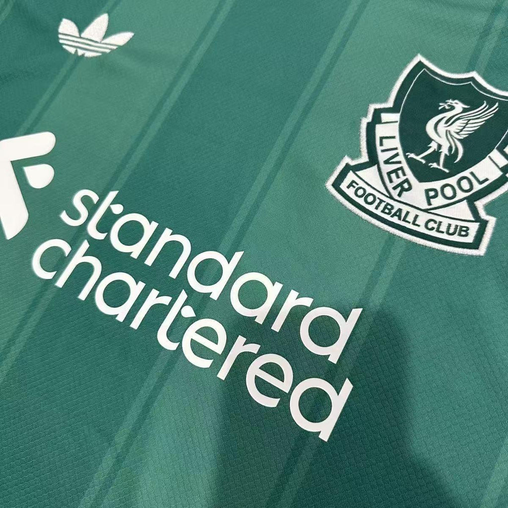 Maillot de football Liverpool 2025-26, marque Le 12 -ème Maillot, vue de face, design officiel avec logo et détails du maillot.