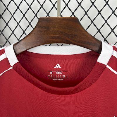 Maillot de football Liverpool 2025-26 Le 12 -ème Maillot, vue de face avec logo et détails du maillot