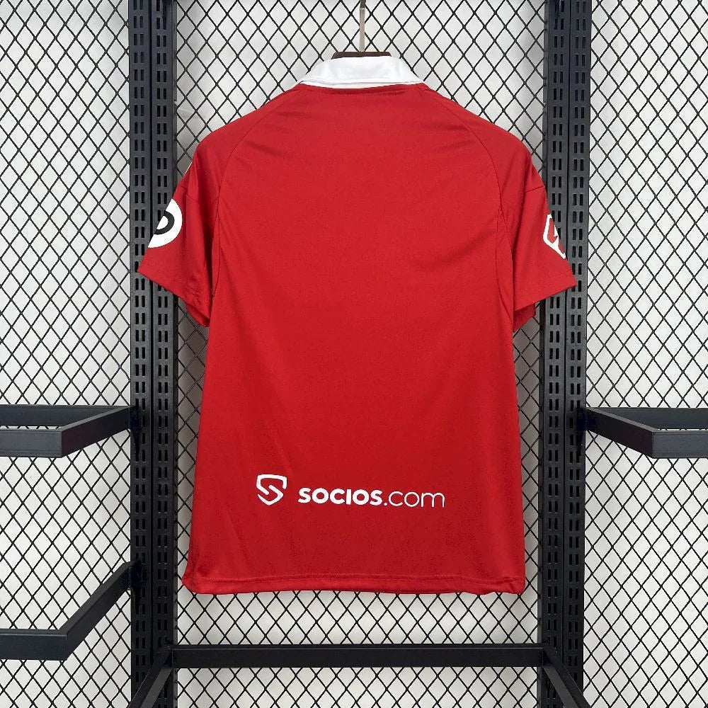 Maillot extérieur Séville 2025-26 de Le 12 -ème, vue de face avec logo du club et détails en bleu et blanc.