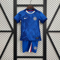 Maillot enfant Chelsea 2025-26 de la marque Le 12 -ème Maillot, vue du kit complet avec maillot, short et chaussettes.