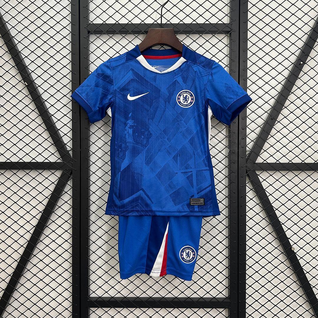Maillot enfant Chelsea 2025-26 de la marque Le 12 -ème Maillot, vue du kit complet avec maillot, short et chaussettes.