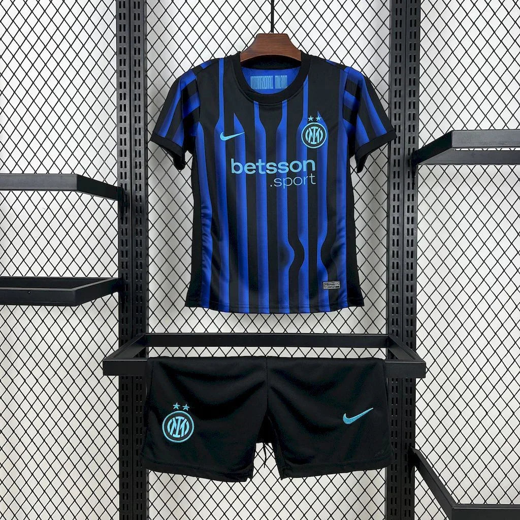 Maillot enfant Inter Milan 2025-26 de la marque Le 12-ème Maillot, vue du kit complet avec logo et sponsor.