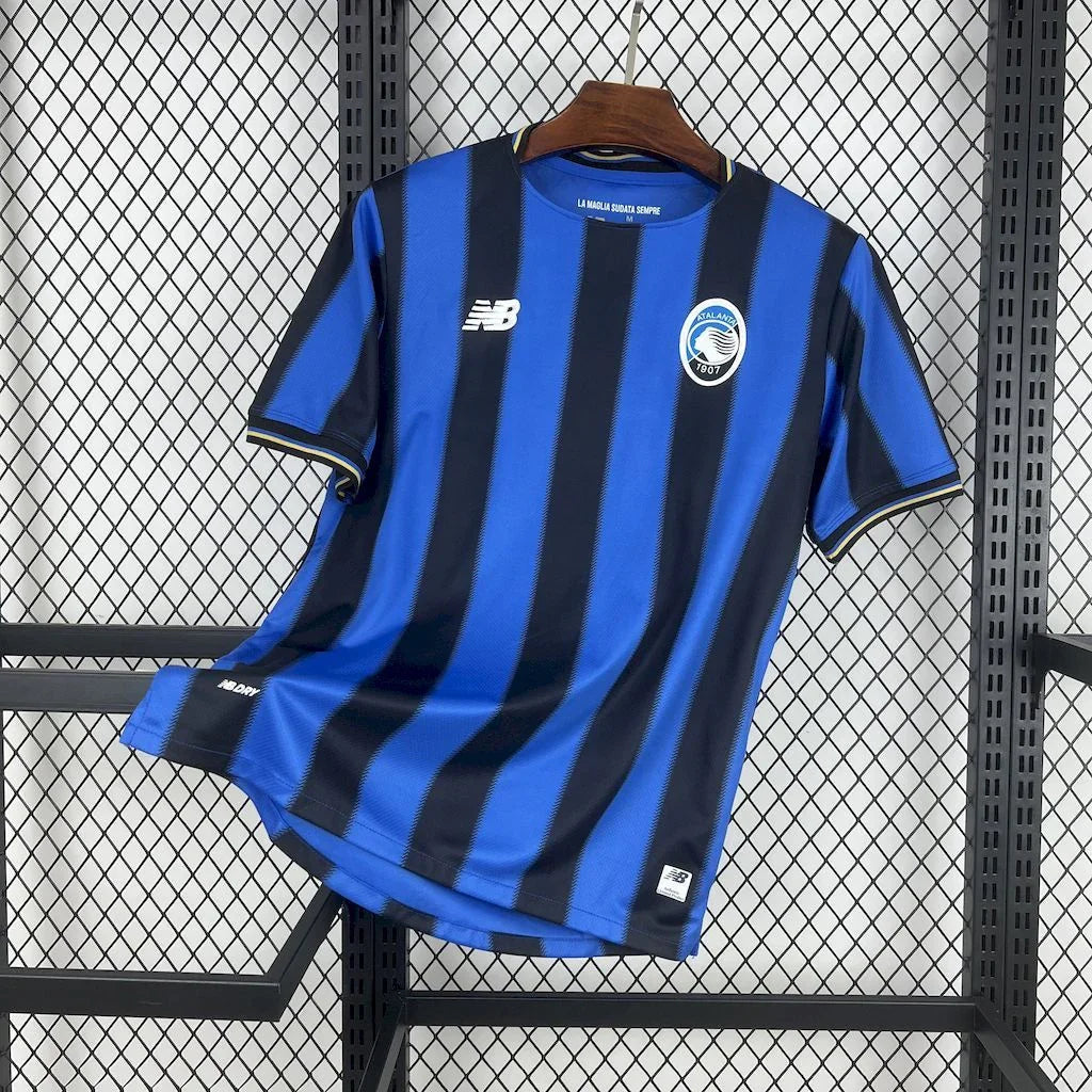 Maillot Atalanta 2025-26 de la marque Le 12 -ème Maillot, vue de face, en tissu avec logo et design officiel.