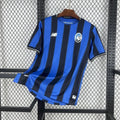 Maillot Atalanta 2025-26 de la marque Le 12 -ème Maillot, vue de face, en tissu avec logo et design officiel.