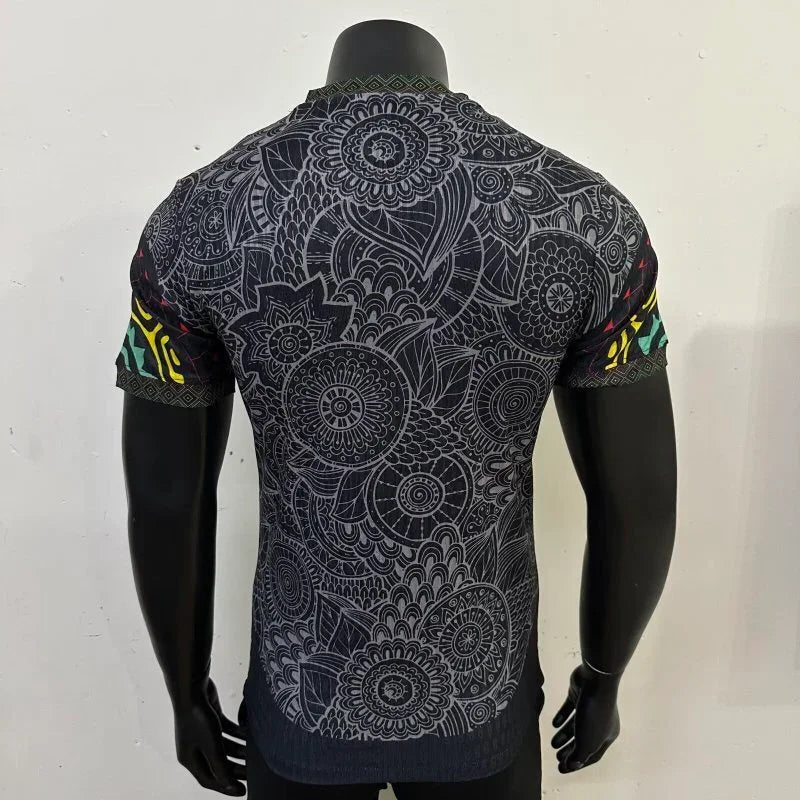 Maillot Mali 2025-26 Le 12 -ème Maillot, maillot de football jaune avec logos et détails verts, vu de face.