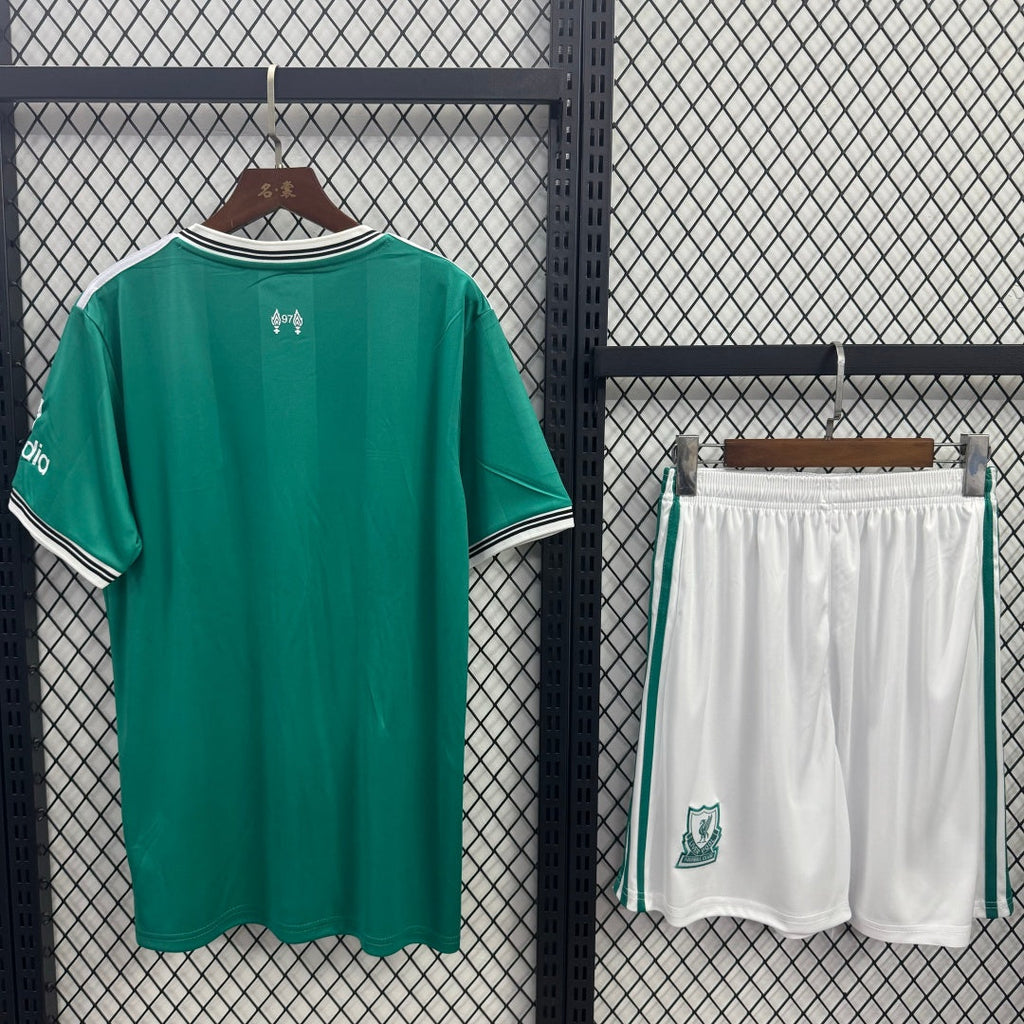 Ensemble de football Liverpool Third adulte 25/26, maillot rouge avec logo Le 12 -ème Maillot, vue de face.