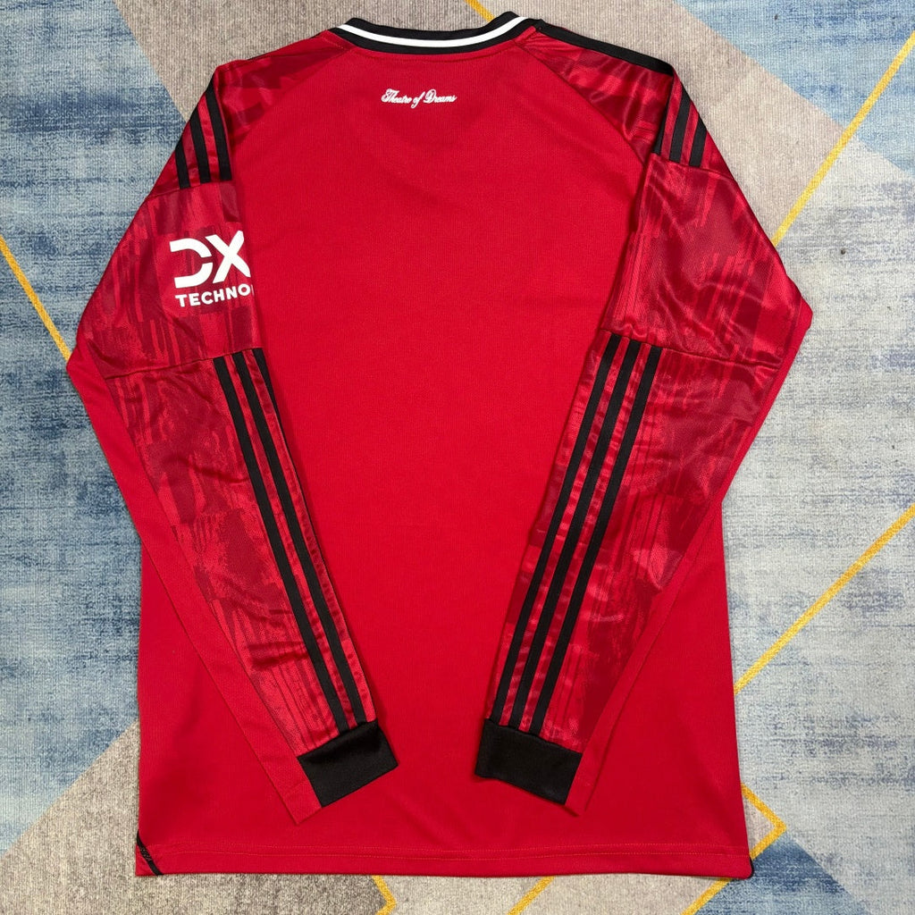 Maillot domicile Manchester United 25/26 à manches longues, marque Le 12 -ème Maillot, vue de face, design rouge avec détails blancs