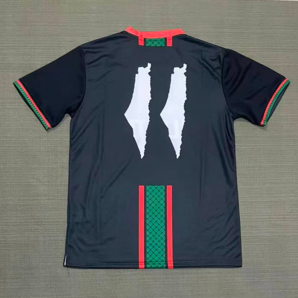 Maillot de football noir pour enfants 25/26 FC Filastin, modèle spécial, de la marque Le 12 -ème Maillot, vue de face.