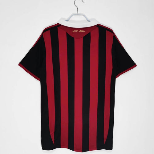 Maillot domicile rétro 2009-2010 AC Milan Le 12-ème Maillot, maillot de football rouge avec le logo du club et les détails du design.
