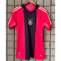 Maillot rétro Allemagne 2008 rose Le 12 -ème Maillot, vue front avec détails du design vintage et couleurs vives