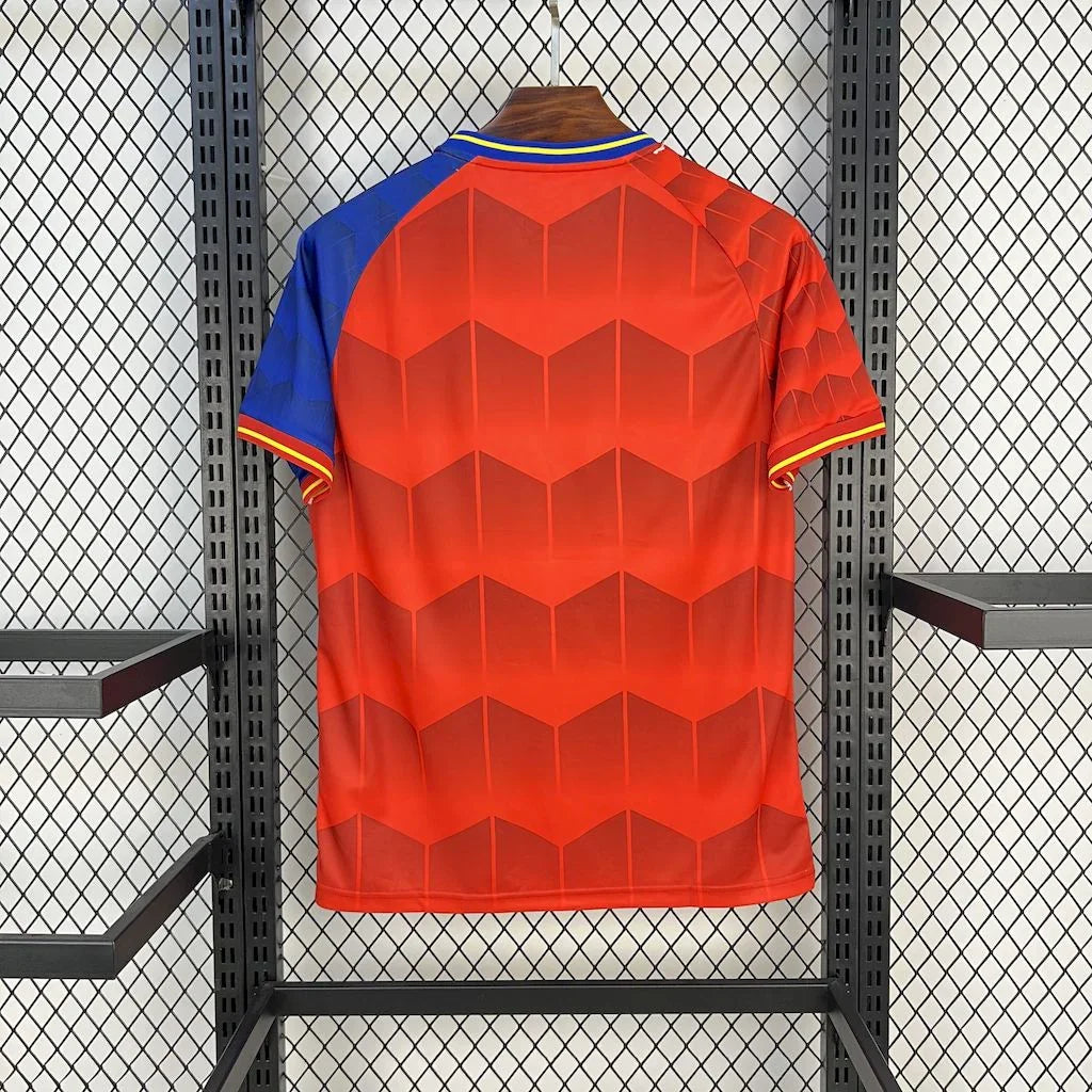 Maillot Espagne 2025 Le 12 -ème Maillot, maillot de football avec drapeau espagnol, vue de face, tissu coloré et logo visible